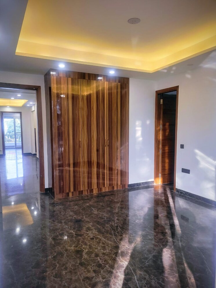 Room, sector 57 3 Bedroom 250 Sq.Yd. Apartment In Sector 57 Gurgaon 9087836