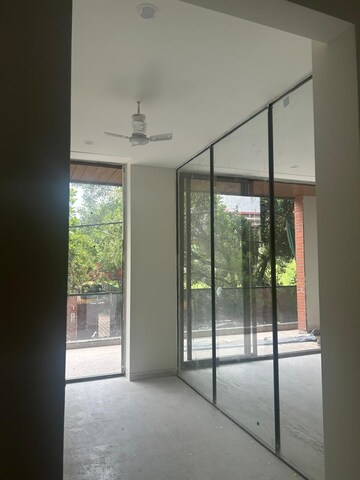 Room in 3 BHK Builder Floor at Defence Colony – for Rent