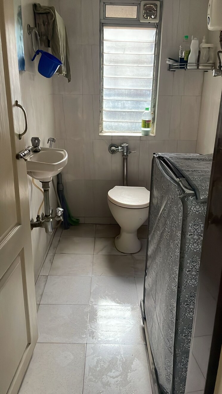 Bathroom, gurunam-holy-palace 3 Bedroom 825 Sq.Ft. Apartment In Andheri East Mumbai 9088109