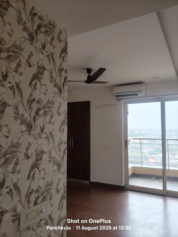 Room in 4 BHK Apartment at Sector 20 – for Rent
