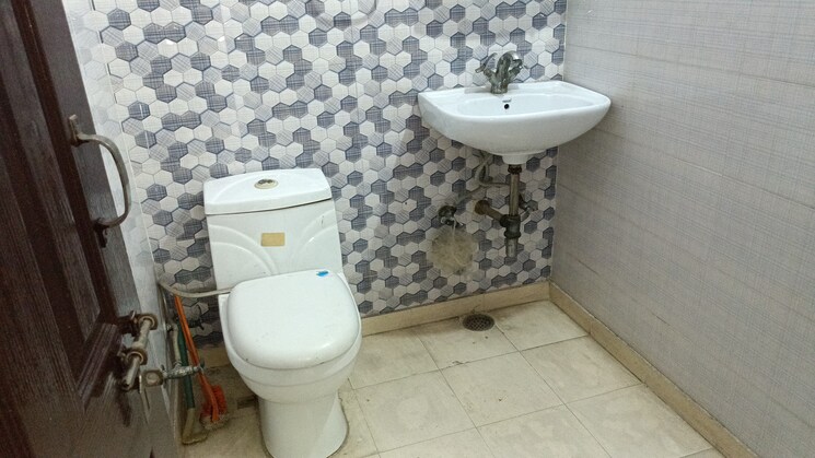 Bathroom, vaishali sector 6 2 Bedroom 800 Sq.Ft. Builder Floor In Vaishali Sector 6 Ghaziabad 9088217