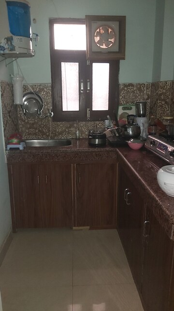 Furnished Amenities in 2.5 BHK Builder Floor at Mayur Vihar – for Rent