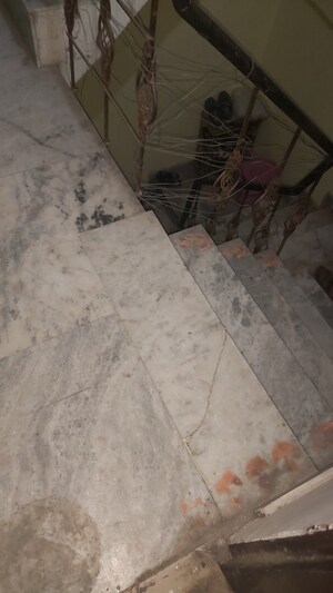 Room in 2.5 BHK Builder Floor at Mayur Vihar – for Sale