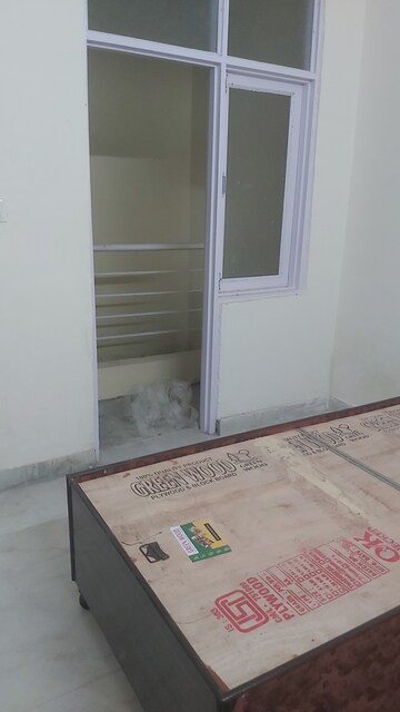 Furnished Amenities in 2.5 BHK Builder Floor at Mayur Vihar – for Rent