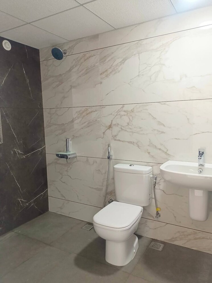 Bathroom, kumar-palmsprings 3 Bedroom 1600 Sq.Ft. Apartment In Undri Pune 9088329