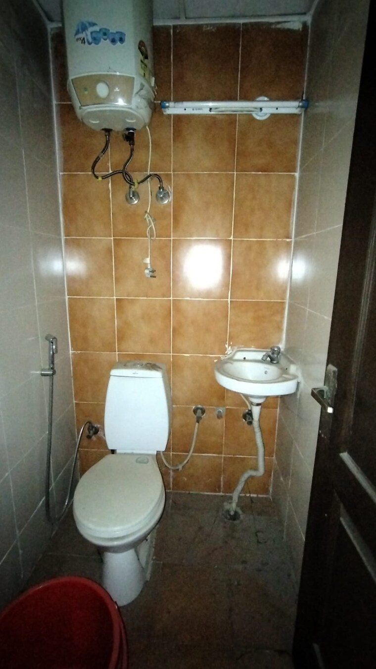 Bathroom, saviour-greenisle 3 Bedroom 1800 Sq.Ft. Apartment In Sain Vihar Ghaziabad 9088398