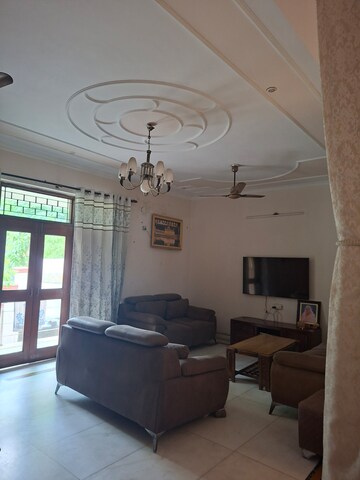 Team Area in 6 BHK Independent House at Sector 44 – for Rent