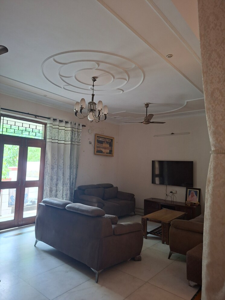 Team Area, sector 44 6 Bedroom 240 Sq.Mt. Independent House In Sector 44 Noida 9088426