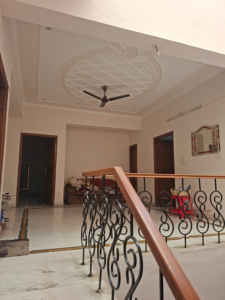 undefined, sector 44 6 Bedroom 240 Sq.Mt. Independent House In Sector 44 Noida 9088426