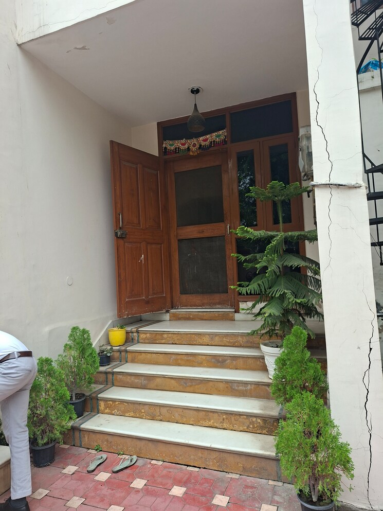 Balcony, sector 44 6 Bedroom 240 Sq.Mt. Independent House In Sector 44 Noida 9088426