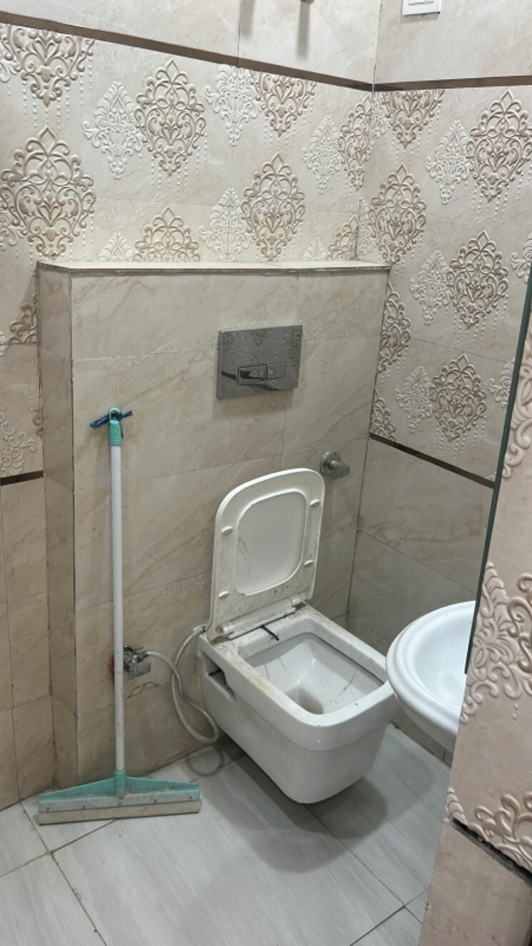 Bathroom, mansarover garden 2.5 Bedroom 1400 Sq.Ft. Builder Floor In Mansarover Garden Delhi 9088523