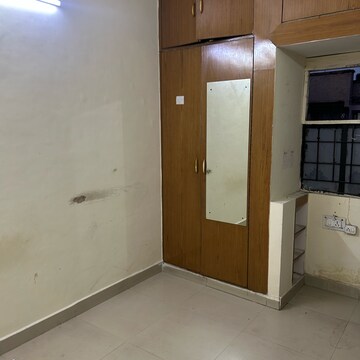 Room in 2 BHK Apartment at Rwa Jalvayu Vihar Noida, Sector 25 – for Rent