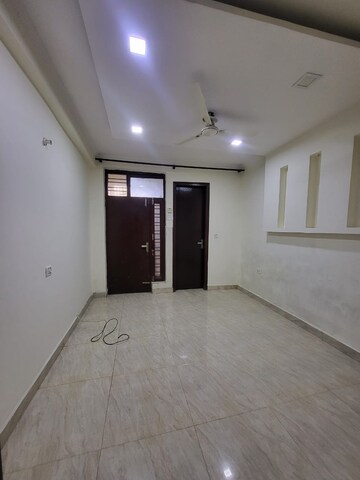 Room in 2 BHK Builder Floor at Green Fields Colony – for Rent