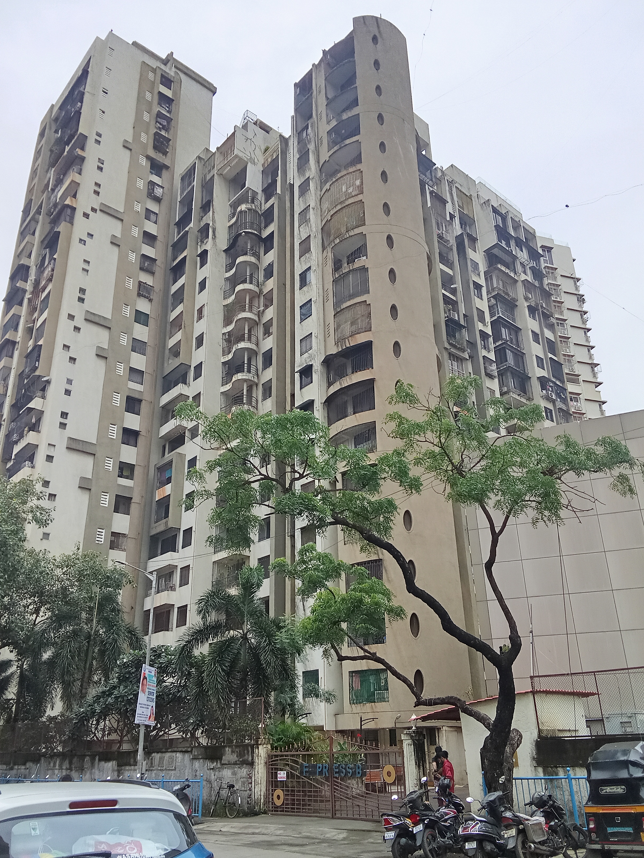 1 BHK Apartment For Rent in Romell Empress