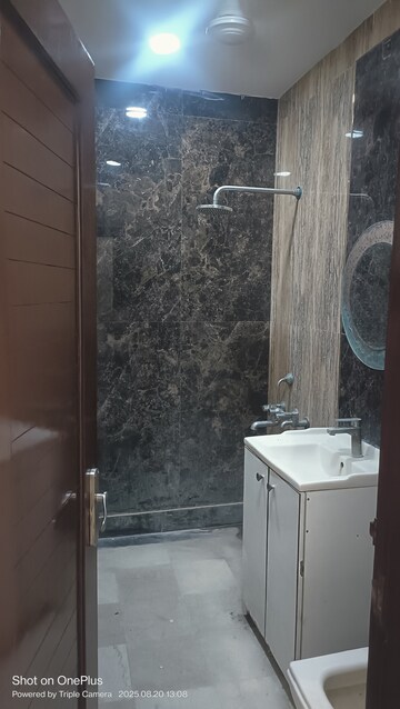 Balcony in 3 BHK Builder Floor at Ashoka Enclave Faridabad, Sector 34 – for Rent