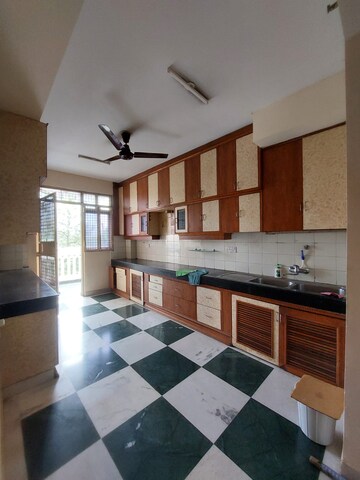 Kitchen in 4 BHK Apartment at DLF Trinity Towers, Dlf Phase V – for Rent