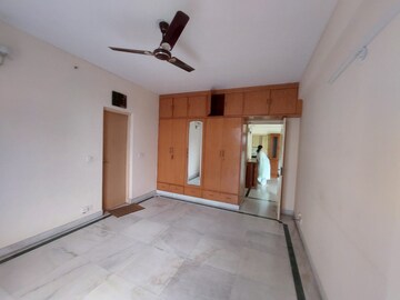 Room in 4 BHK Apartment at DLF Trinity Towers, Dlf Phase V – for Rent