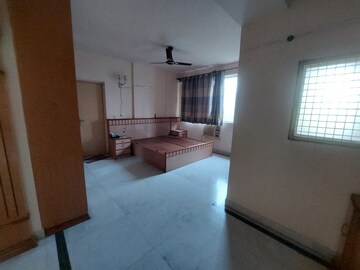 Living Room in 4 BHK Apartment at DLF Trinity Towers, Dlf Phase V – for Rent