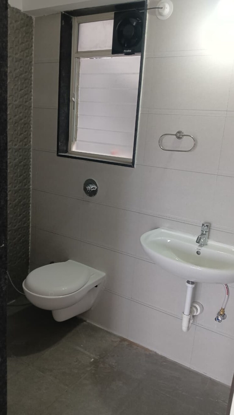 Bathroom, akshay-yash-grecia 2 Bedroom 747 Sq.Ft. Apartment In Dhanori Pune 9088816