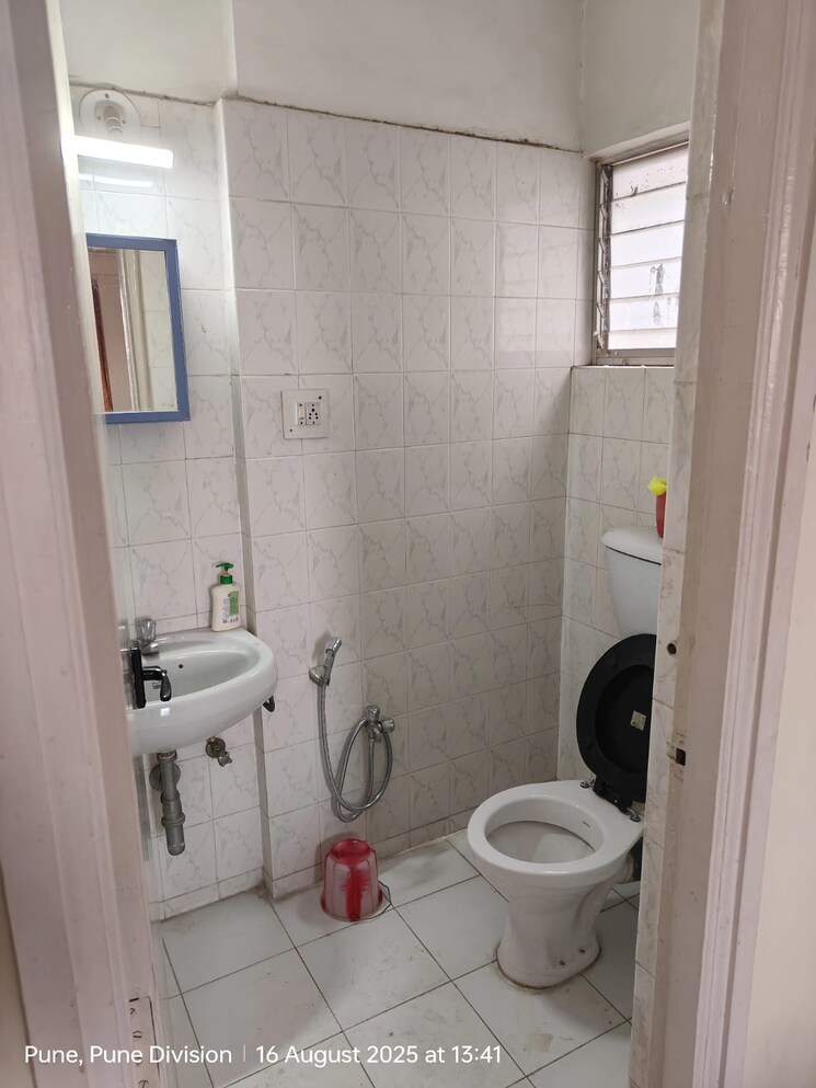 Bathroom, hermes-heritage-homes 2 Bedroom 1200 Sq.Ft. Apartment In Shastrinagar Pune 9089093