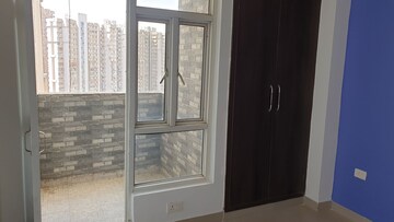 Room in 3 BHK Apartment at Supertech Cape Town, Sector 74 – for Rent