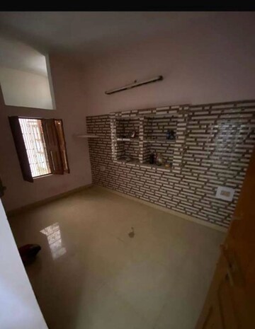 Room in 6 BHK Independent House at Rajajipuram – for Sale