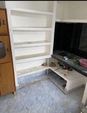 Room in 6 BHK Independent House at Rajajipuram – for Sale