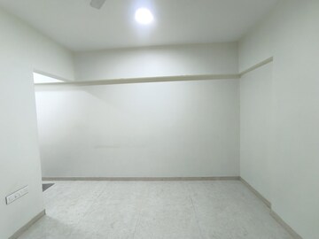 Room in 3 BHK Apartment at Gayatri CHS Chembur, Chembur – for Rent