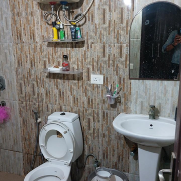 Bathroom in 3 BHK Apartment at Amrapali Silicon City, Sector 76 – for Rent