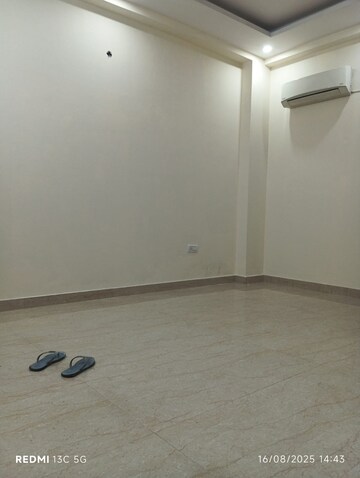 Room in 3 BHK Apartment at Shri Banke Vihari, Sector 56 – for Rent