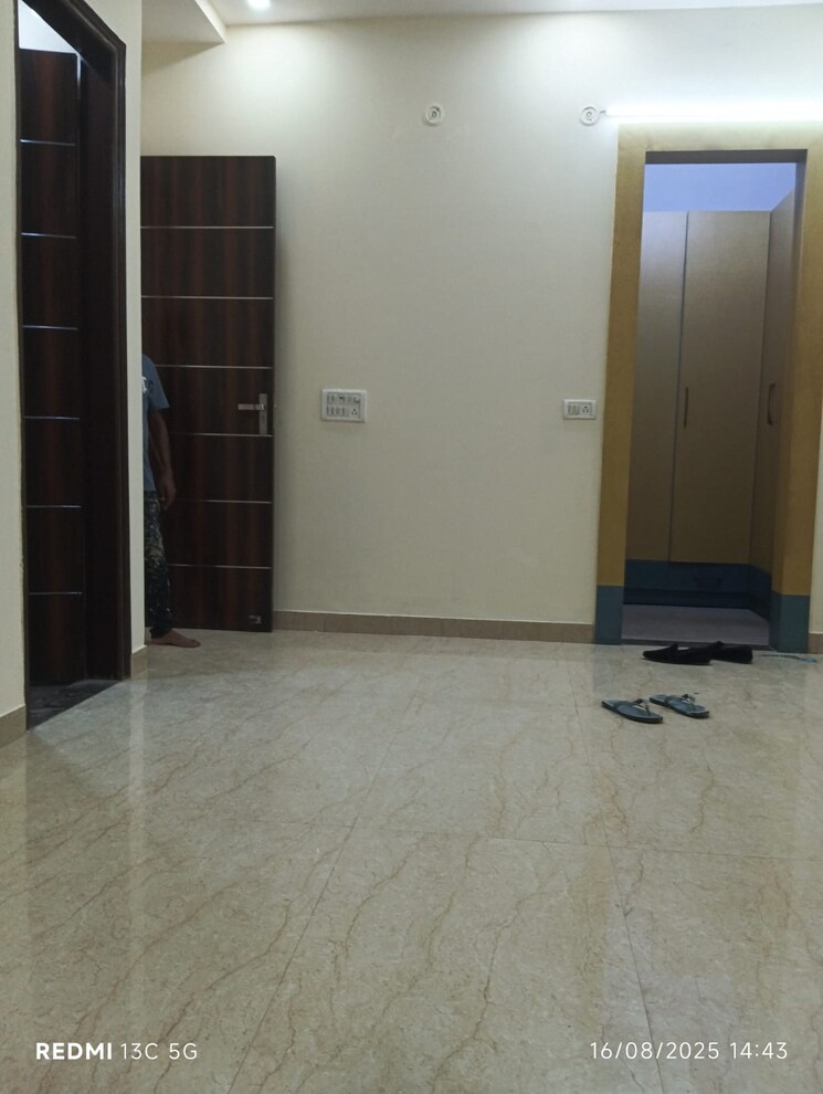 Room, shri-banke-vihari 3 Bedroom 2185 Sq.Ft. Apartment In Sector 56 Gurgaon 9089327