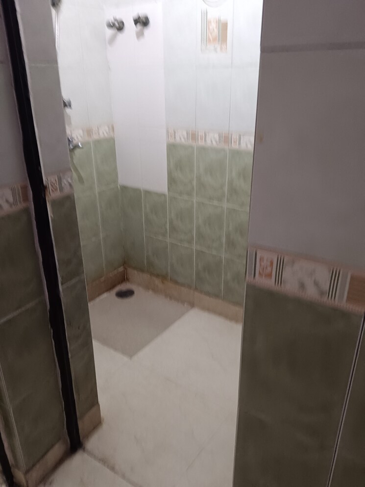 Bathroom, best-apartments 2 Bedroom 950 Sq.Ft. Apartment In Dilshad Garden Delhi 9089356
