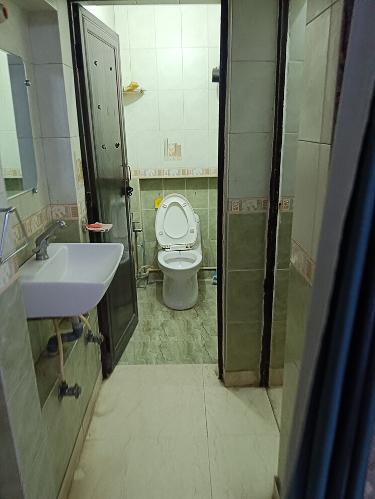 Bathroom, best-apartments 2 Bedroom 950 Sq.Ft. Apartment In Dilshad Garden Delhi 9089356