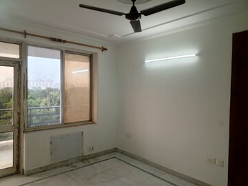 Room in 4 BHK Apartment at Omaxe The Olive Heights, Sector 56 – for Rent