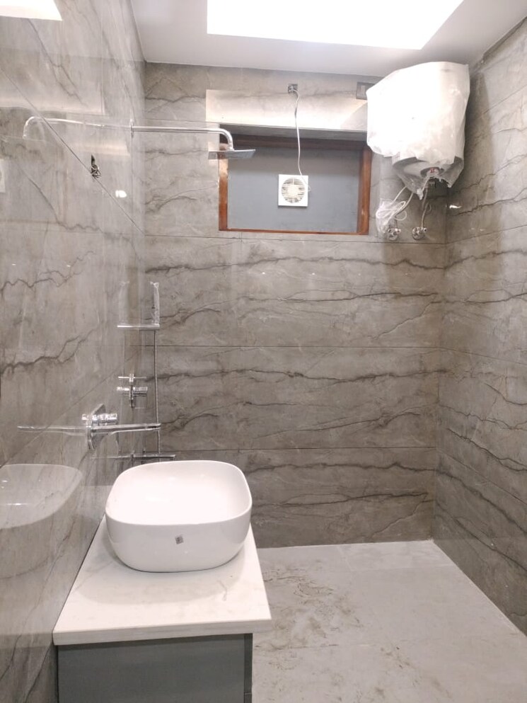Bathroom, bptp-district-phase-2 3 Bedroom 1250 Sq.Ft. Builder Floor In Sector 84 Faridabad 9089397