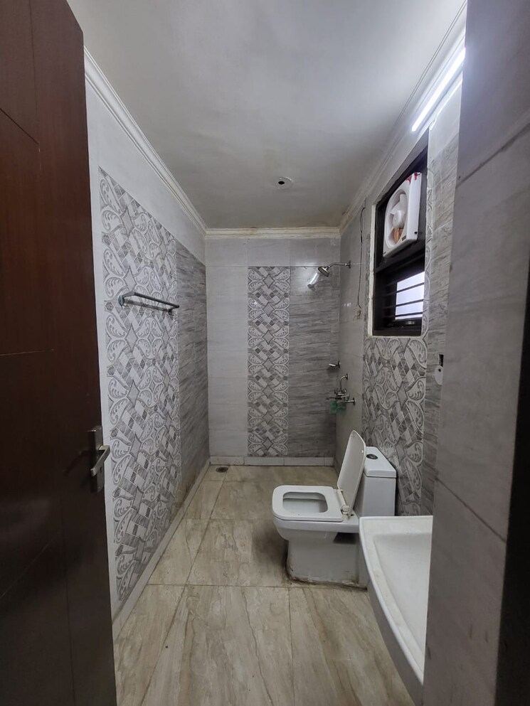 Bathroom, green fields colony 2 Bedroom 1170 Sq.Ft. Builder Floor In Green Fields Colony Faridabad 9089417
