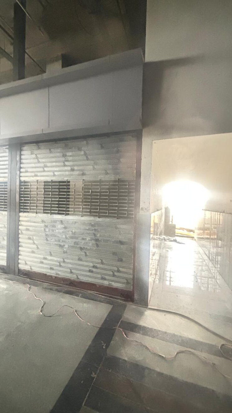 Room, ska-arcadia Commercial Shop 350 Sq.Ft. In Wave City Ghaziabad 9089558