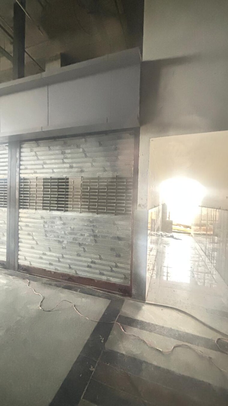 Room, ska-arcadia Commercial Shop 350 Sq.Ft. In Wave City Ghaziabad 9089558