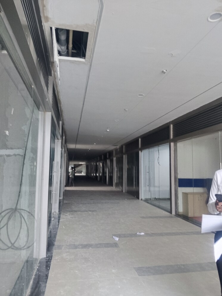 Room, ska-arcadia Commercial Shop 350 Sq.Ft. In Wave City Ghaziabad 9089558