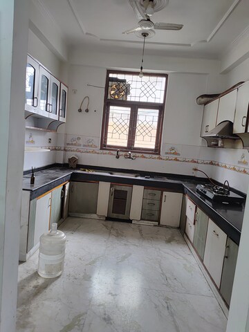 Staircase in 3 BHK Builder Floor at Eldeco Ananda, Sector 48 – for Rent