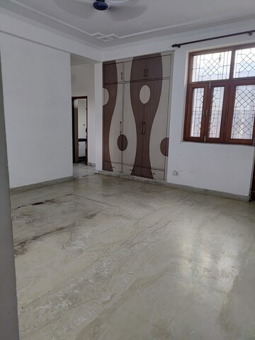 Staircase in 3 BHK Builder Floor at Eldeco Ananda, Sector 48 – for Rent
