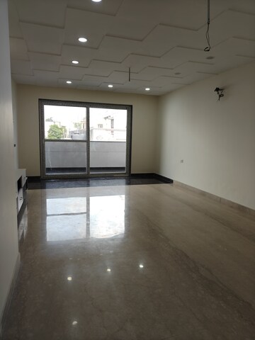 Room in 3 BHK Builder Floor at Rajouri Garden – for Rent