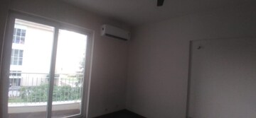 Room in 3.5 BHK Apartment at BPTP Discovery Park, Sector 80 – for Rent