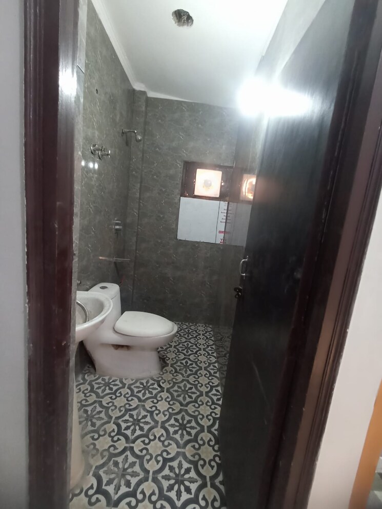 Bathroom, lajpat nagar 6+ Bedroom 4500 Sq.Ft. Builder Floor In Lajpat Nagar Delhi 9089777