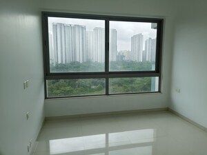 Room in 4 BHK Apartment at Kalpataru Immensa H, Kolshet Road – for Sale