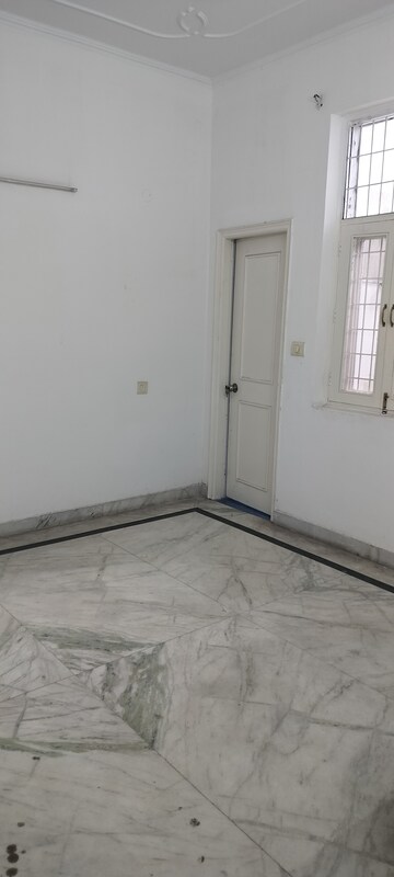 Room in 3 BHK Independent House at Sector 48 – for Rent