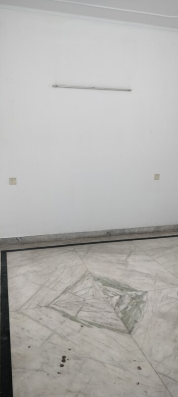 Room in 3 BHK Independent House at Sector 48 – for Rent