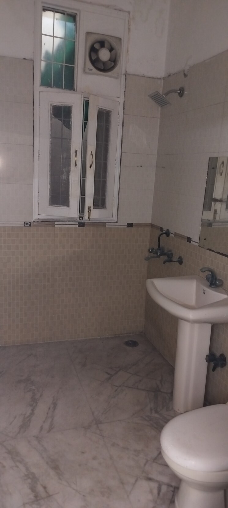 Bathroom, sector 48 3 Bedroom 200 Sq.Mt. Independent House In Sector 48 Noida 9089903