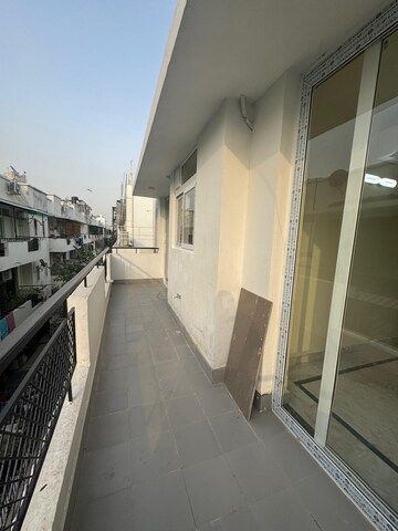 Balcony in 3 BHK Builder Floor at Suncity Heights, Sector 54 – for Rent