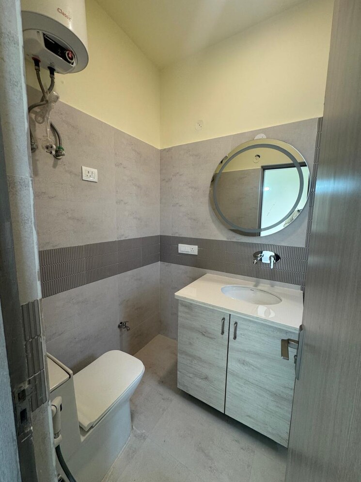 Bathroom, suncity-heights 3 Bedroom 2001 Sq.Ft. Builder Floor In Sector 54 Gurgaon 9089944